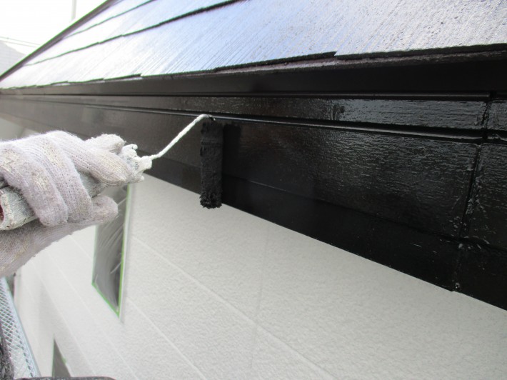 下塗り
上塗り材の補強や平滑な下地を作り、塗膜の厚みを確保します。