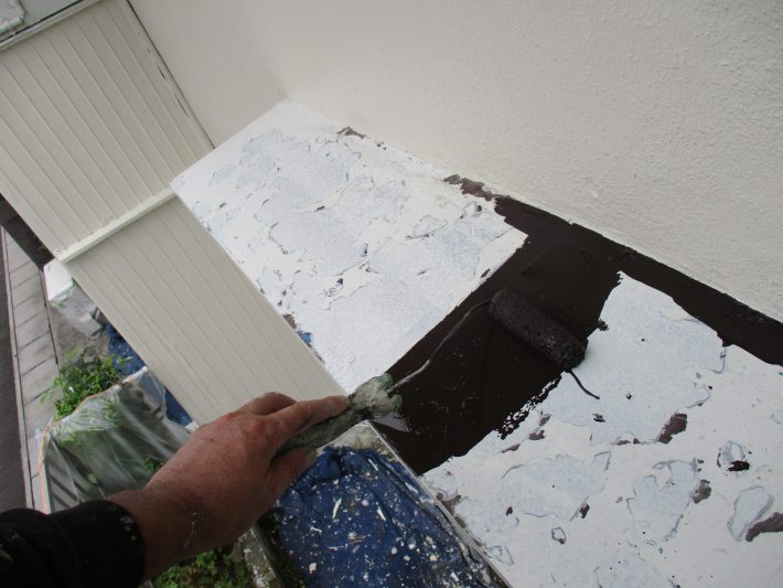 中塗り
上塗り材の補強や平滑な下地を作り、塗膜の厚みを確保します。