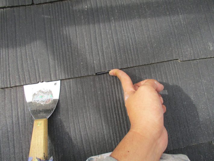 タスペーサー挿入
塗料で隙間が埋まらないように
隙間を確保し、雨水の流れと通気性を良くします。