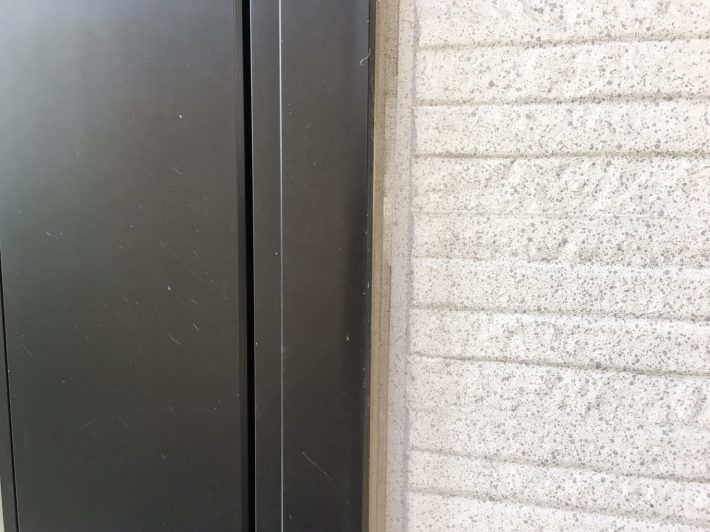 シーリング施工前
窓廻り部分は劣化少なく動きも少ないため為、既存シーリングの上からの打ち増しです。
