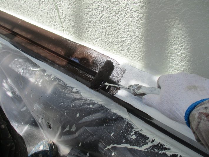 中塗り
上塗り材の補強や平滑な下地を作り、塗膜の厚みを確保します