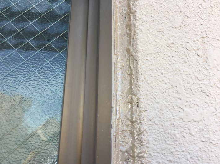 シーリング施工前
窓廻り部分も劣化少なく動きも少ないため為、既存シーリングの上からの打ち増しです。