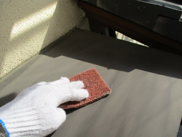 ケレン
汚れや錆を落としたり、表面に凹凸をつけることによって、接触面積を大きくし密着性を良くします。
