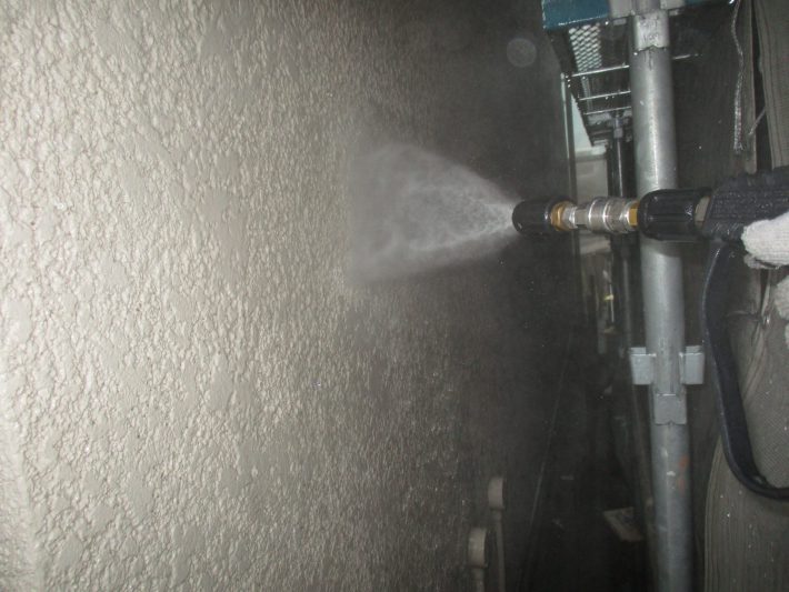 高圧洗浄
ホコリ・苔・カビ等、長年の汚れを120～150kgf・/㎡の高圧洗浄機で洗い流します。