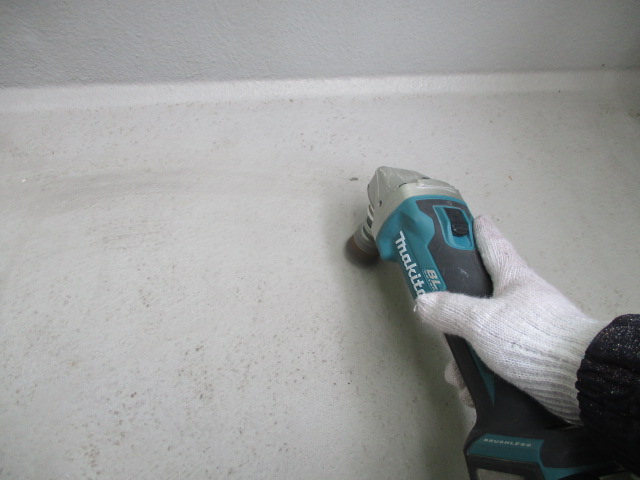 ケレン
汚れや錆を落としたり、表面に凹凸をつけることによって、接触面積を大きくし密着性を良くします。