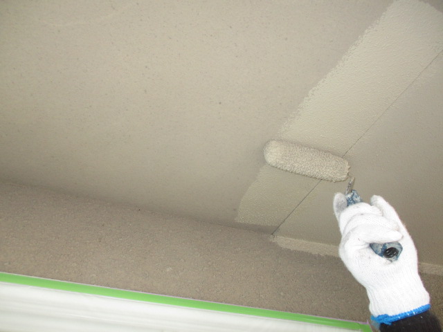 下塗り
上塗り材の補強や平滑な下地を作り、塗膜の厚みを確保します。