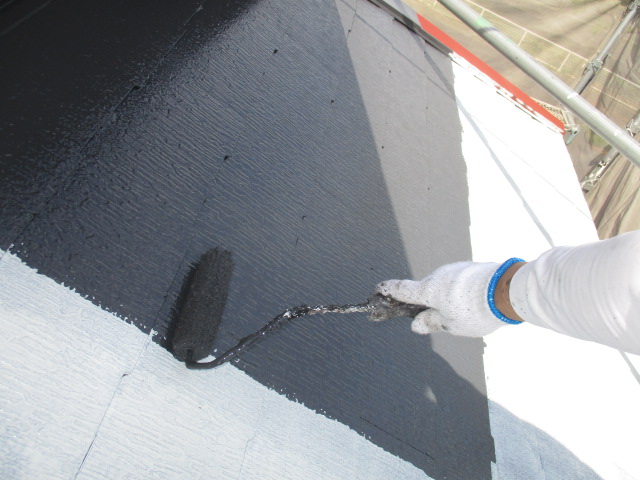 中塗り
上塗り材の補強や平滑な下地を作り、塗膜の厚みを確保します。