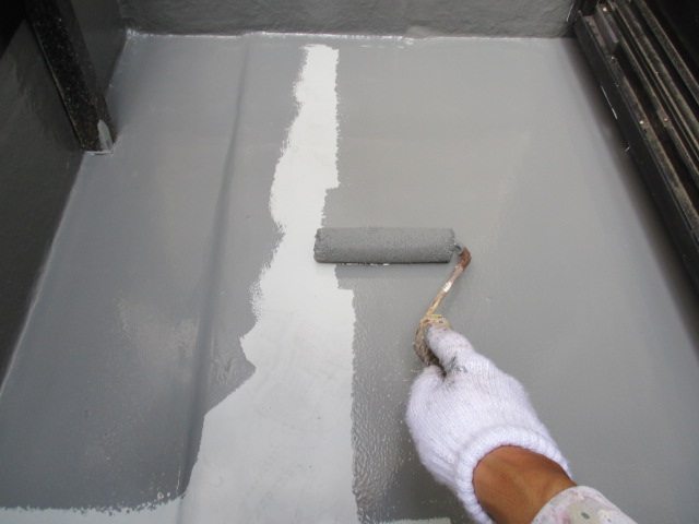 トップコート
風雨や紫外線で塗膜が劣化するのを防止するために、保護塗料を塗ります。