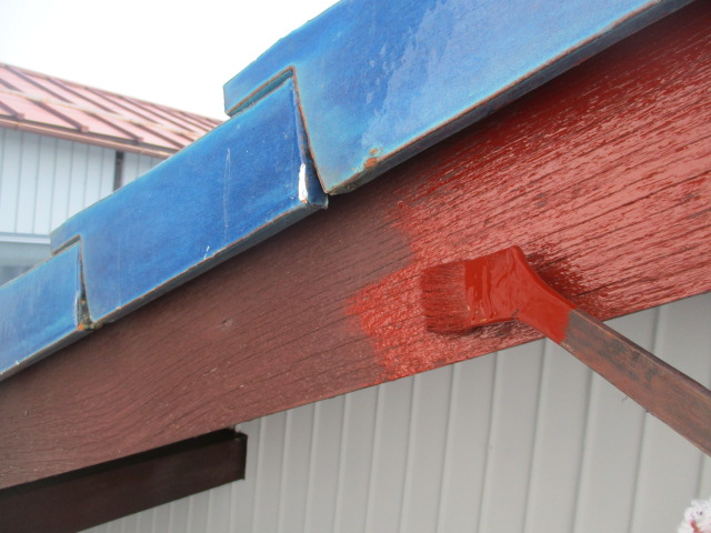 下塗り
木部専用下塗り材で塗料の吸い込みをなくします。