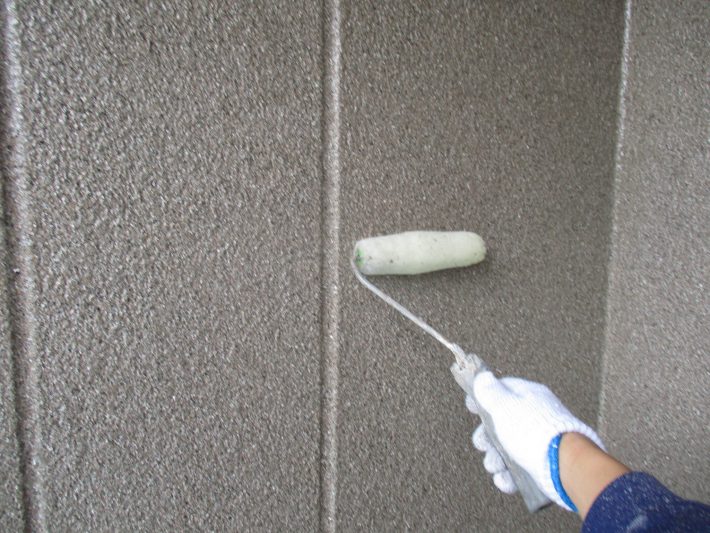 下塗り1回目
現在の吹付材をより強固に固める作業になります。