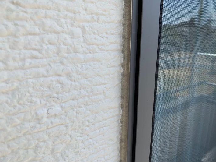 シーリング施工前
窓廻り部分は劣化少なく動きも少ないため為、既存シーリングの上からの打ち増しです。