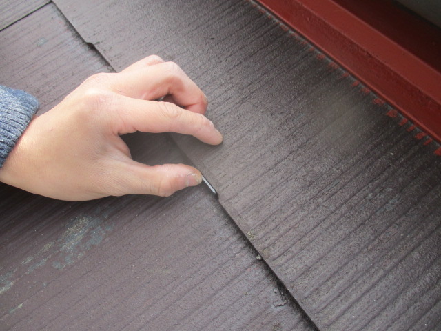 タスペーサー挿入
塗料で隙間が埋まらない様に隙間を確保し、雨水の流れと通気性を良くします。