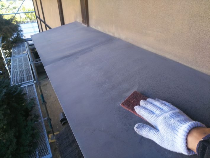 ケレン
汚れや錆を落としたり、表面に凹凸をつけることによって、接触面積を大きくし密着性を良くします。
