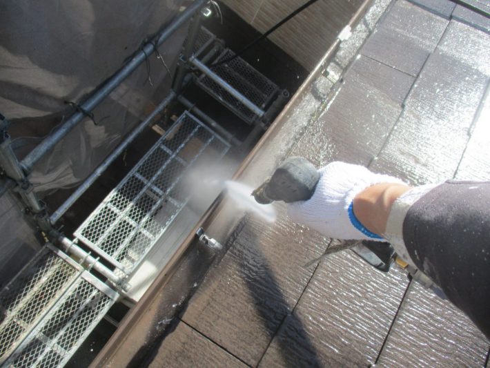 高圧洗浄
長年のゴミを洗い流し、詰まっている箇所があれば貫通させます。