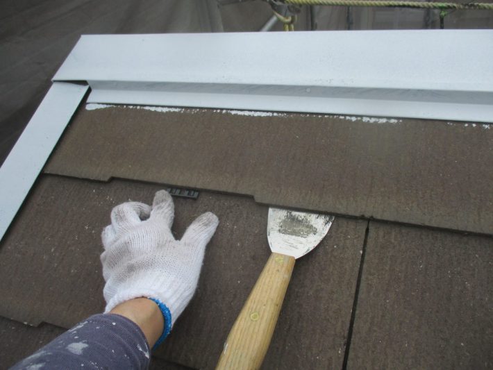 タスペーサー挿入
塗料で隙間が埋まらないように隙間を確保し、雨水の流れと通気性を良くします。