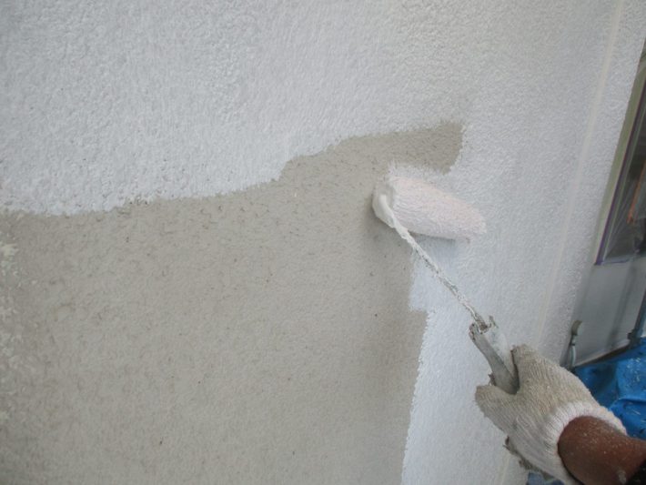下塗り
上塗り塗料の前に塗り、上塗り材との密着をよくする役割があります。シーラー、プライマー、フィラーなどがあります。
