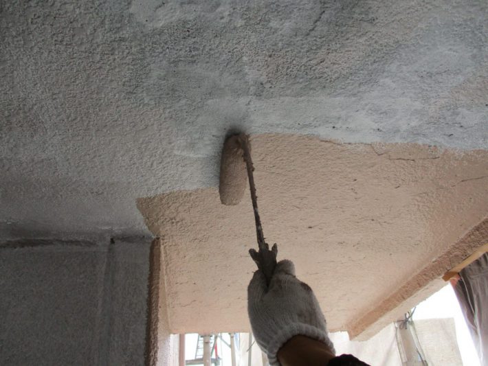 中塗り
上塗り材の補強や平滑な下地を作り、塗膜の厚みを確保します。
