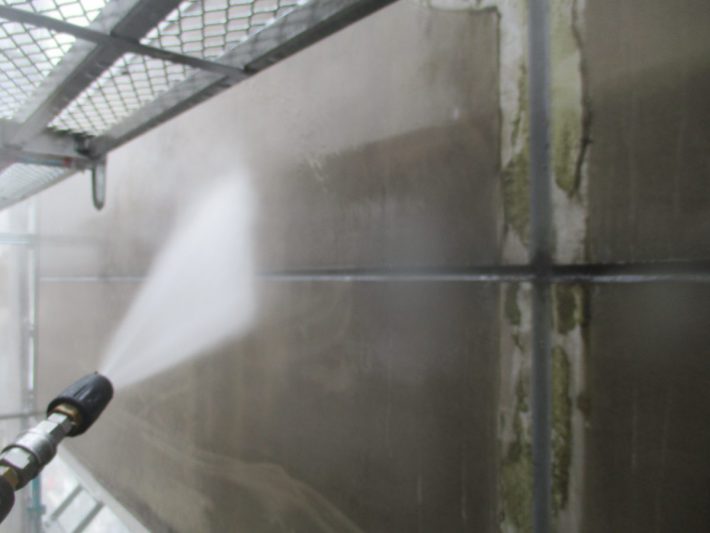高圧洗浄
ホコリ・苔・カビ等、長年の汚れを120～150kgf/㎡の高圧洗浄機で洗い流します。