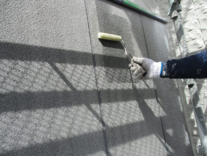 下塗り1回目
上塗り材の補強や平滑な下地を作り、塗膜の厚みを確保します。
