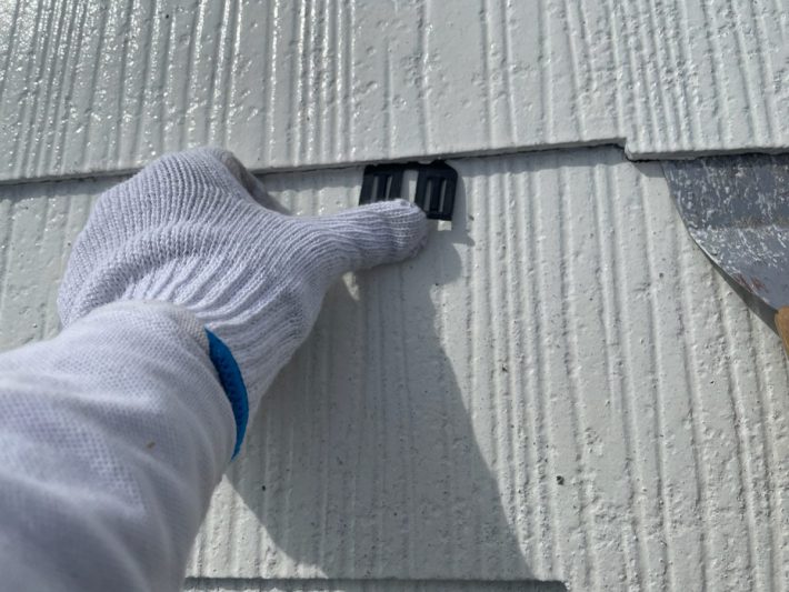 タスペーサー挿入
塗料で隙間が埋まらないように隙間を確保し、雨水の流れと通気性を良くします。