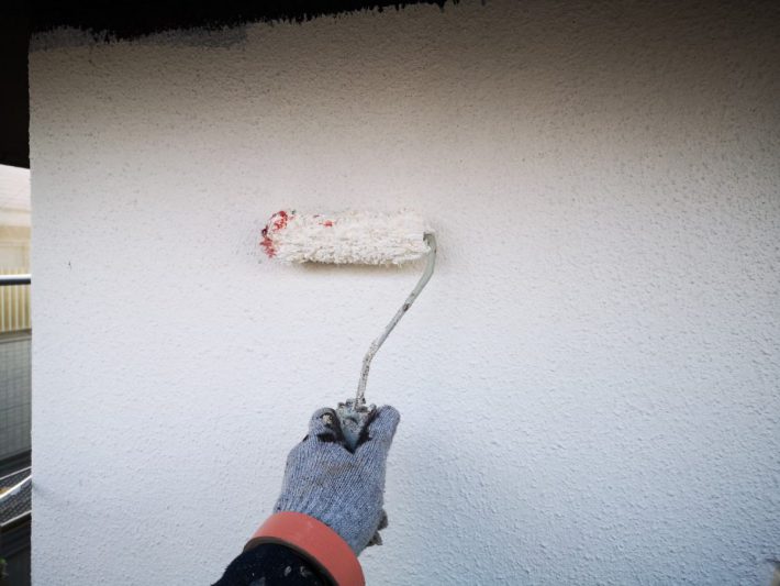 下塗り(2回目)
表面を滑らかにしたり、小さなひび割れを埋め中・上塗りの仕上がりを良くする役割です。