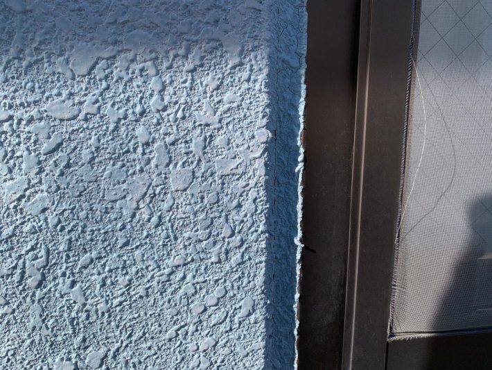 シーリング施工前
窓廻り部分は劣化が少なく動きも少ない為、既存シーリングの上からの打ち増しです。
