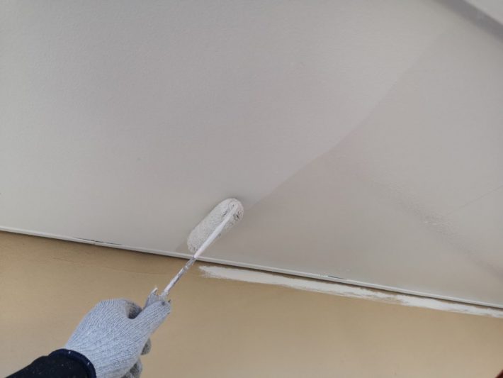 下塗り
上塗り材の補強や平滑な下地を作り、塗膜の厚みを確保します。
