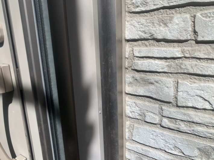 シーリング施工前
窓廻り部分は劣化が少なく動きも少ない為既存シーリングの上からの打ち増しです。