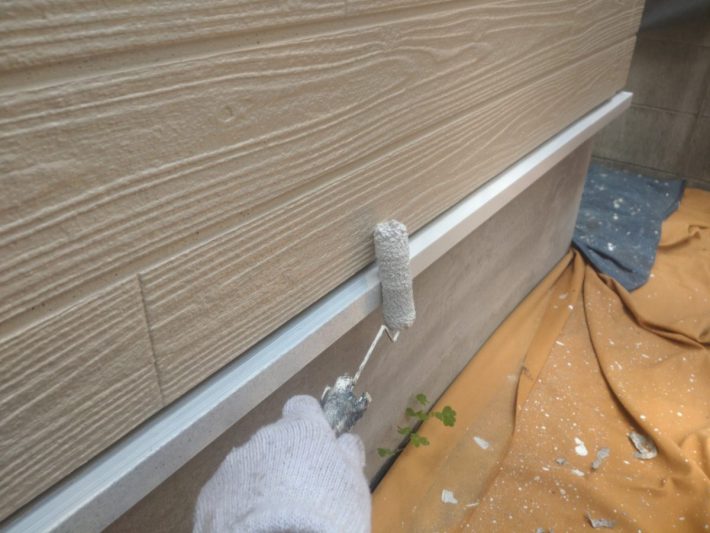 中塗り
上塗り材の補強や平滑な下地を作り、塗膜の厚みを確保します。