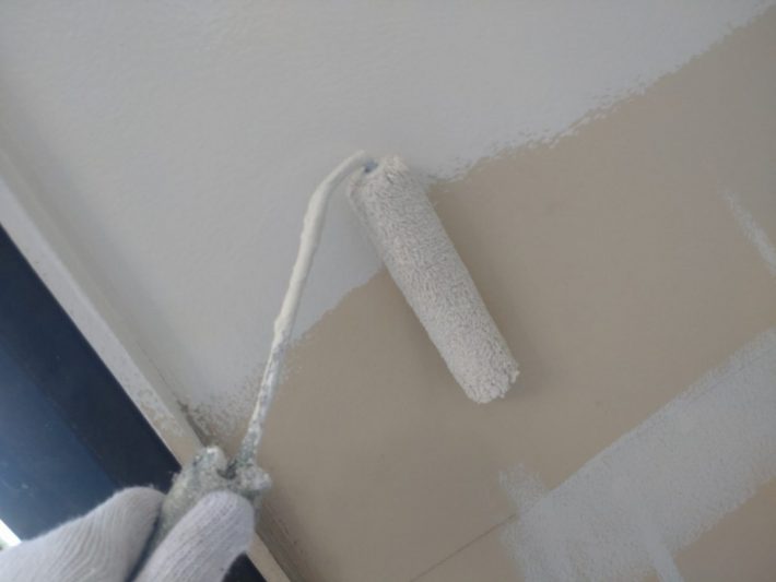 下塗り
上塗り材の補強や平滑な下地を作り、塗膜の厚みを確保します。