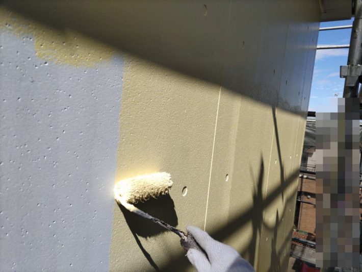 中塗り
上塗り材の補強や平滑な下地を作り、塗膜の厚みを確保します。