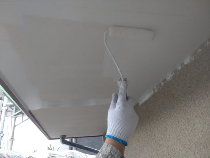下塗り
上塗り材の補強や平滑な下地を作り、塗膜の厚みを確保します。
