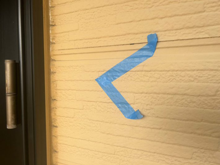シーリング施工前
窓廻り部分は劣化が少なく動きも少ない為、既存シーリングの上からの打ち増しです。