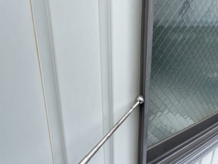 シーリング施工前
窓廻り部分は劣化が少なく動きも少ない為、既存シーリングの上からの打ち増しです。