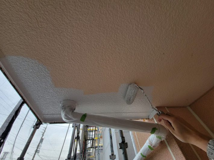 下塗り
上塗り材の補強や平滑な下地を作り、塗膜の厚みを確保します。