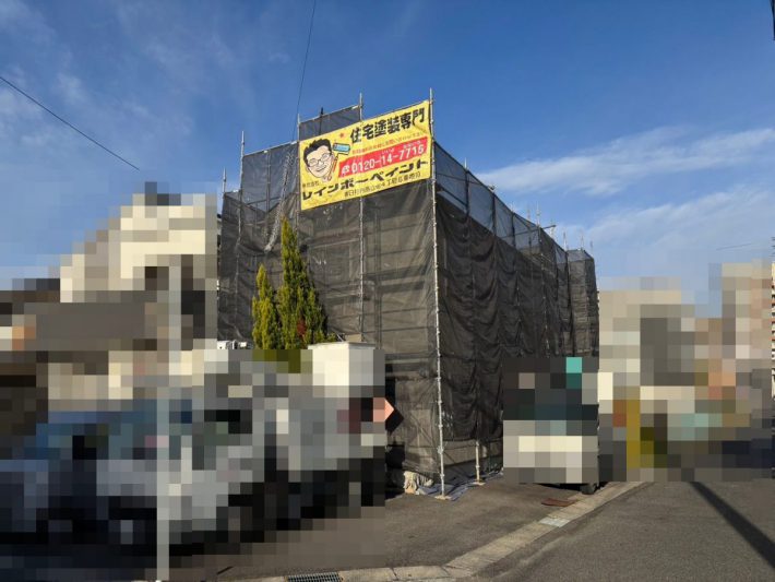 足場組立
安定した足元で塗装できるように足場をしっかり組み立てます。足場と一緒に、メッシュシートの取り付けも行います。これは、高圧洗浄の水や塗料が飛び散らないように保護するものです。