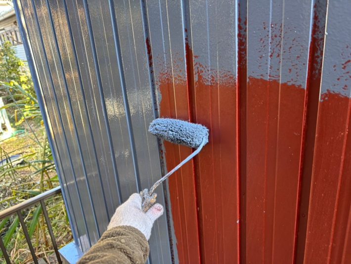 中塗り
上塗り材の補強や平滑な下地を作り、塗膜の厚みを確保します。
