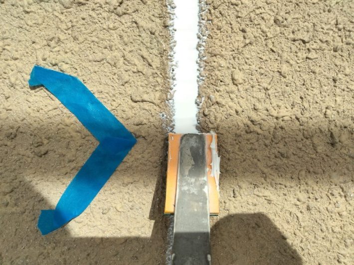 シーリング均し
規定量の厚みを確保し、綺麗に均します。ただ均すだけでなく、内部に空洞ができないように最低１往復抑え込むようにします。
