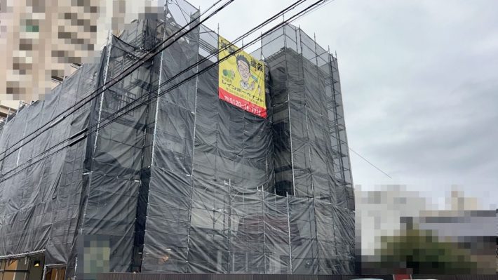 足場組立
安定した足元で塗装できるように足場をしっかり組み立てます。足場と一緒に、メッシュシートの取り付けも行います。これは、高圧洗浄の水や塗料が飛び散らないように保護するものです。