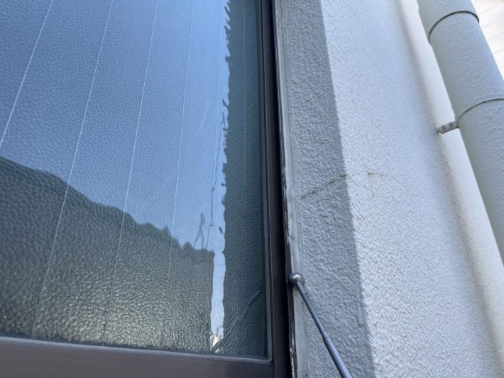 シーリング施工前
窓廻り部分は劣化が少なく動きも少ない為、既存シーリングの上からの打ち増しです。