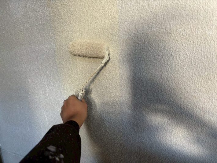 中塗り
上塗り材の補強や平滑な下地を作り、塗膜の厚みを確保します。