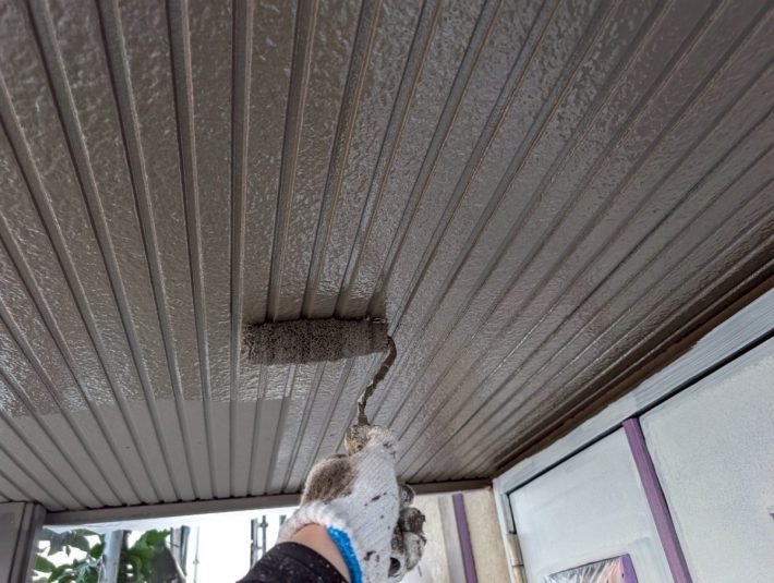 下塗り
上塗り材の補強や平滑な下地を作り、塗膜の厚みを確保します。