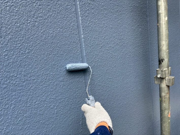上塗り
塗り残しや、塗りムラを無くし
美観性と耐候性を高めます。