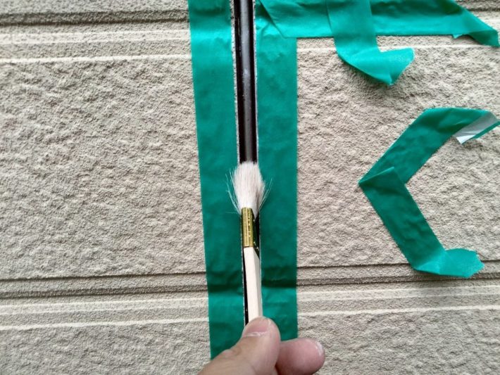 プライマー
シーリングの密着性を良くする為の作業です。この作業を怠ると、すぐに剥がれてしまう事があります。