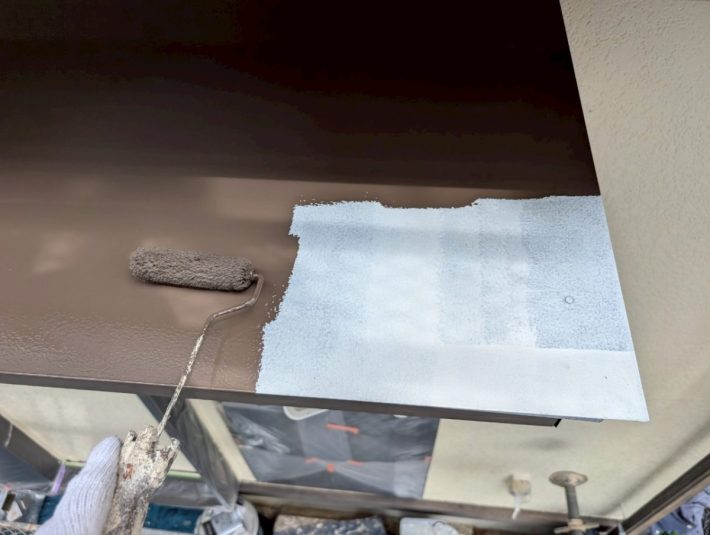 中塗り
上塗り材の補強や平滑な下地を作り、塗膜の厚みを確保します。