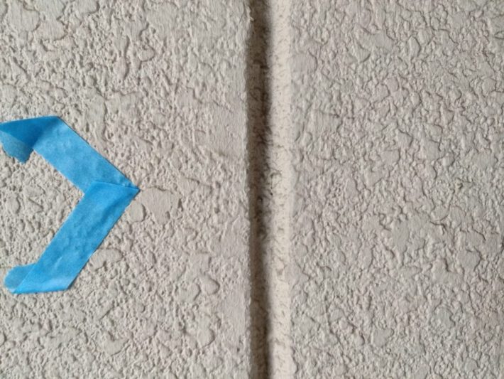 シーリング施工前
外壁目地部分、厚みが確保でき
るため既存コーキングの上からの打ち増しとなります。 