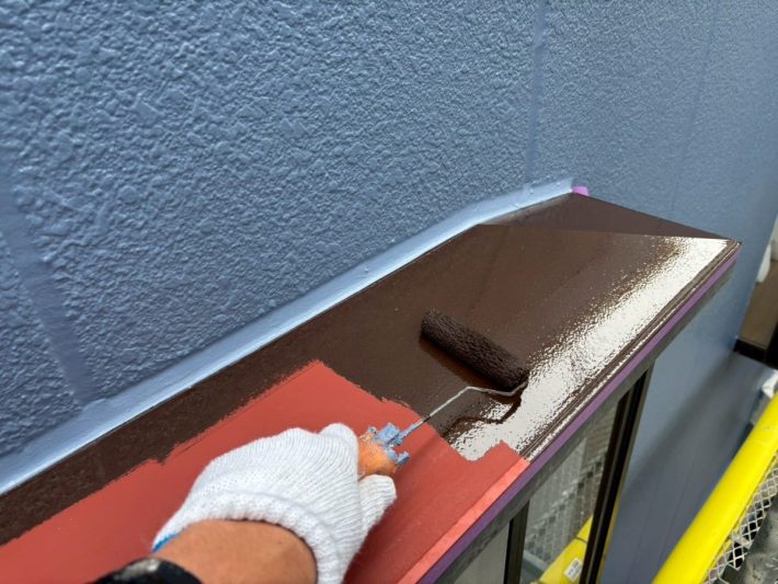 中塗り
上塗り材の補強や平滑な下地を作り、塗膜の厚みを確保します。