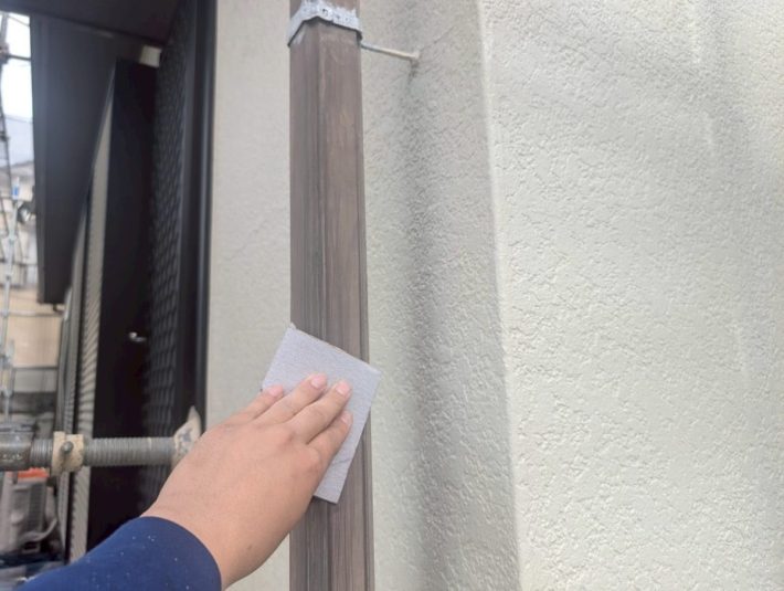 ケレン
汚れや錆を落としたり、表面に凹凸をつけることによって、接触面積を大きくし密着性をよくします。