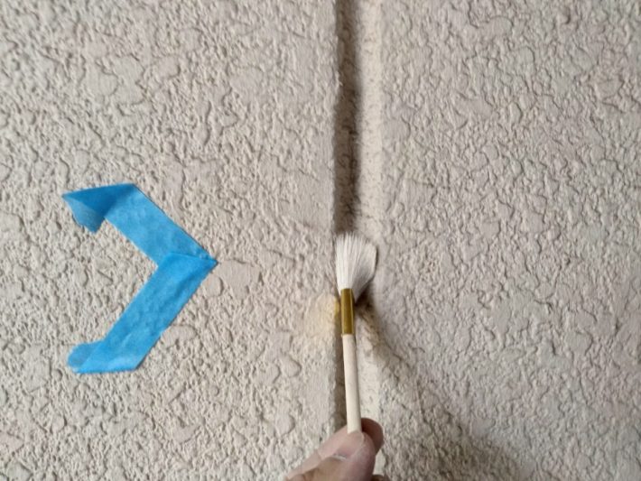 プライマー
シーリングの密着性を良くする為の作業です。この作業を怠ると、すぐに剥がれてしまう事があります。