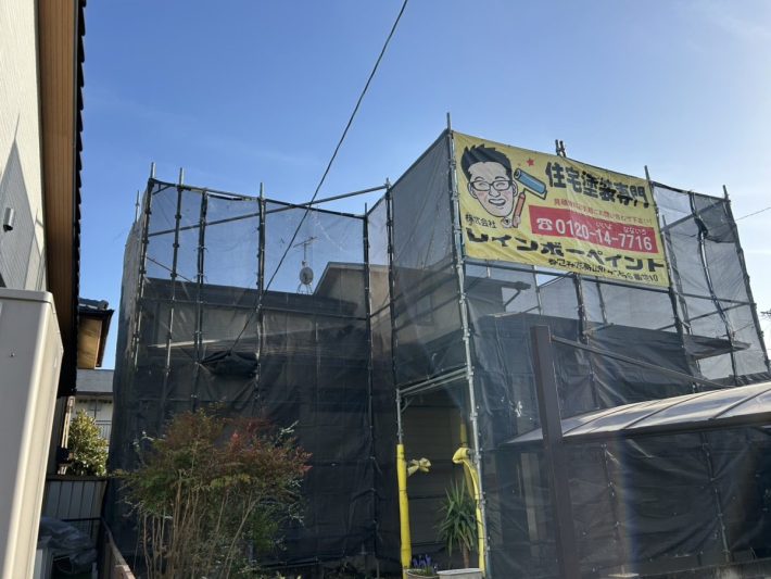 足場組立
安定した足元で塗装できるように足場をしっかり組み立てます。足場と一緒に、メッシュシートの取り付けも行います。これは、高圧洗浄の水や塗料が飛び散らないように保護するものです。